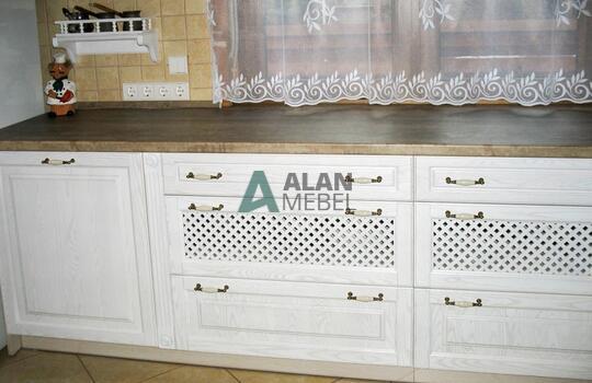 Классическая белая кухня из массива дерева на заказ 