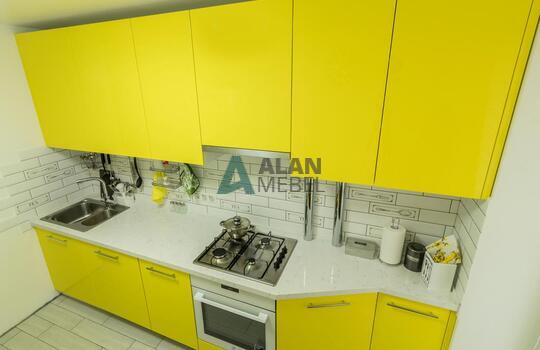 Желтая кухня без ручек со встроенной техникой 