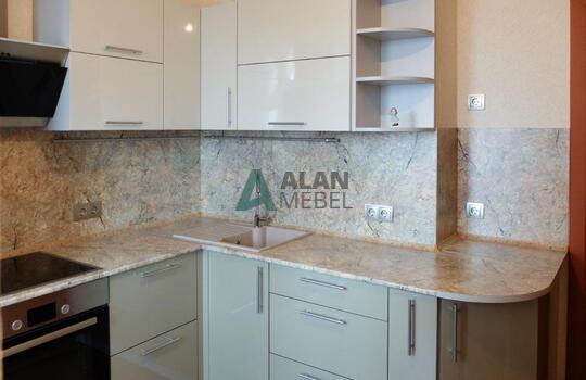 встроенная глянцева Г-образная кухня с белым верхом и серым низом по индивидуальному размеру 