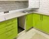 глянцевая Г-образная кухня с белым верхом, салатовым низом и серой столешницей на заказ 2