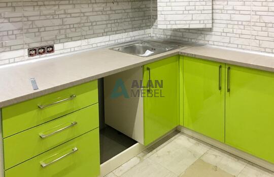 глянцевая Г-образная кухня с белым верхом, салатовым низом и серой столешницей на заказ 