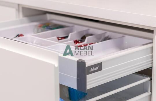 Угловая светлая кухня с матовыми фасадами из МДФ, без ручек 