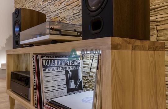 Тумба под аппаратуру из массива