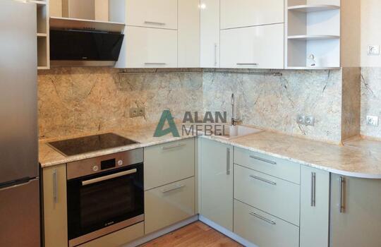 встроенная глянцева Г-образная кухня с белым верхом и серым низом по индивидуальному размеру 