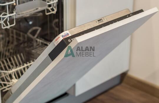 Белая кухня без ручек со встроенной техникой 