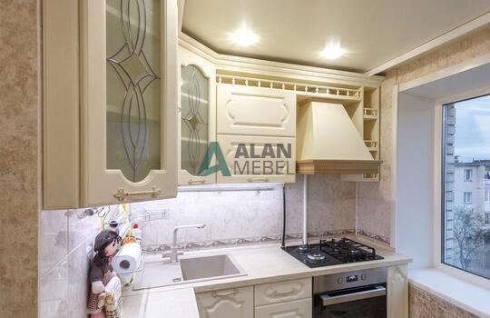 маленькая угловая кухня в классическом стиле в светлых оттенках по индивидуальному размеру 