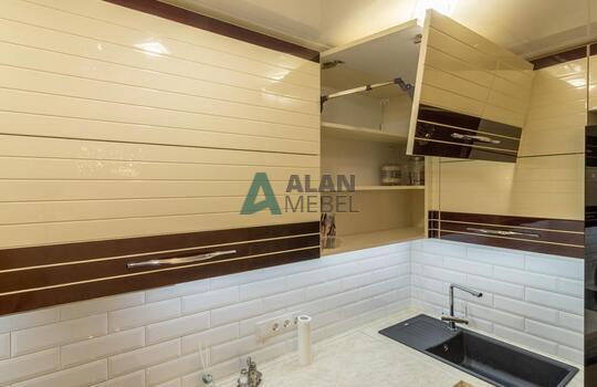 Стильная угловая кухня кухня, фасады МДФ глянцевый со вставками из натурального шпона под лаком 