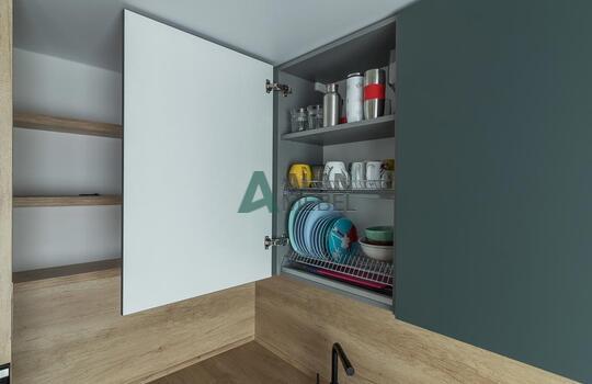 Угловая кухня под дерево с зелеными фасадами из феникса (FENIX) 