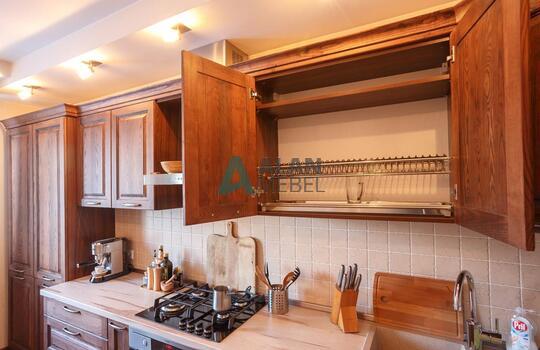 качественная угловая кухня с фасадами из массива ясеня на заказ 