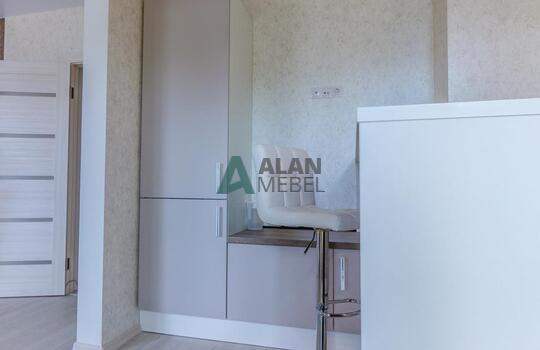 Светлая матовая акриловая кухня с барной стойкой на заказ 