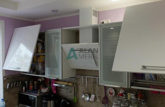 Белая угловая кухня из пластика с ручками на заказ в минске 