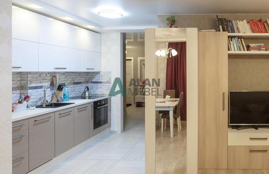 прямая встроенная кухня с глянцевыми фасадами в светлых оттенках 