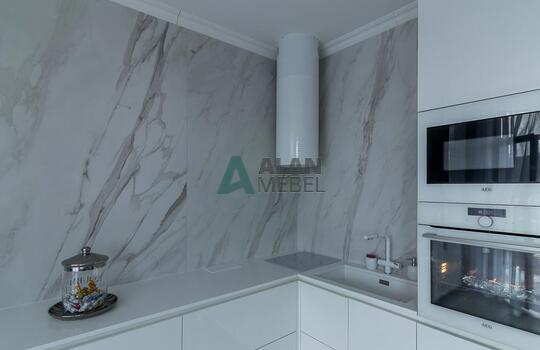 Угловая кухня без ручек из глянцевого акрила Senosan 