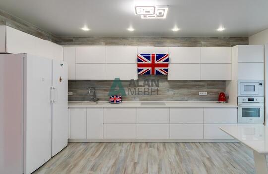 Угловая светлая кухня с матовыми фасадами из МДФ, без ручек 