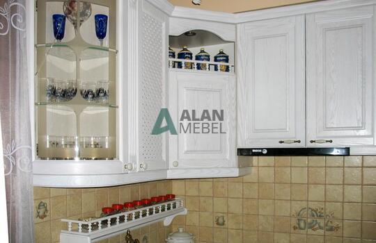 Классическая белая кухня из массива дерева на заказ 