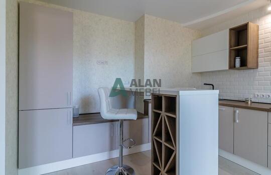 Светлая матовая акриловая кухня с барной стойкой на заказ 