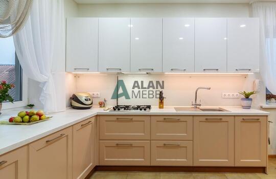 Кухня в частный дом в классическом стиле бежевого цвета с рамочными фасадаи на заказ 