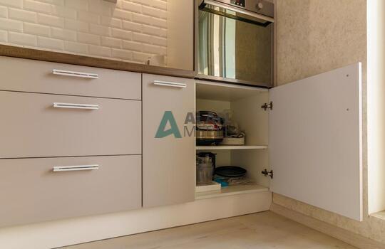 Светлая матовая акриловая кухня с барной стойкой на заказ 