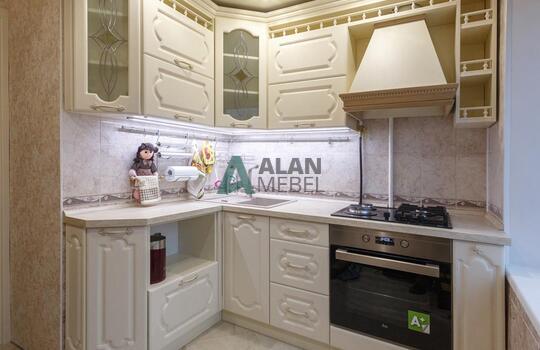 маленькая угловая кухня в классическом стиле в светлых оттенках по индивидуальному размеру 