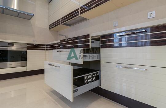 угловая кухня глянцевая со вставками натурального шпона под лаком на заказ 