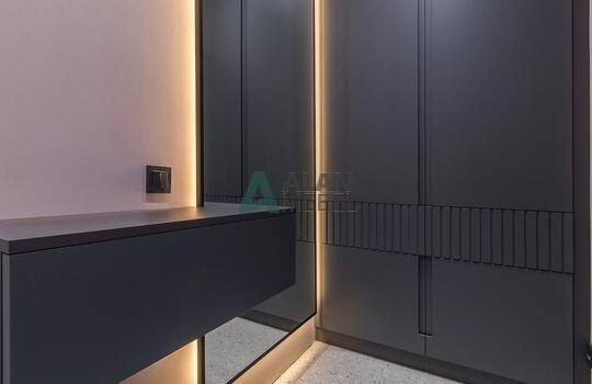 Корпусный шкаф в прихожую