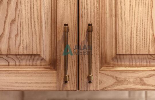 купить угловую кухню с фасадами из массива ясеня бежевого цвета в Минске 