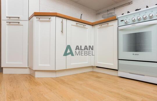 угловая кухня белого цвета с рамочными фасадами и стеклом на заказ 