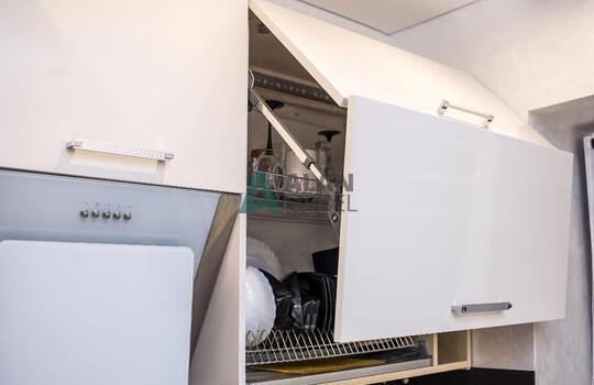 глянцевая угловая кухня с барной стойкой по индивидуальному размеру 