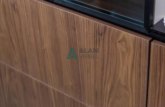 Стильная угловая кухня, фасады МДФ глянцевый со вставками из натурального шпона под лаком 