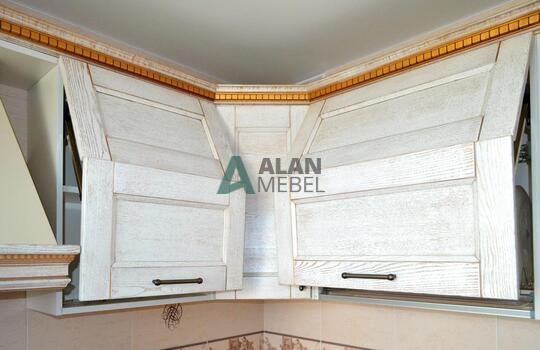 Угловая кухня из массива 