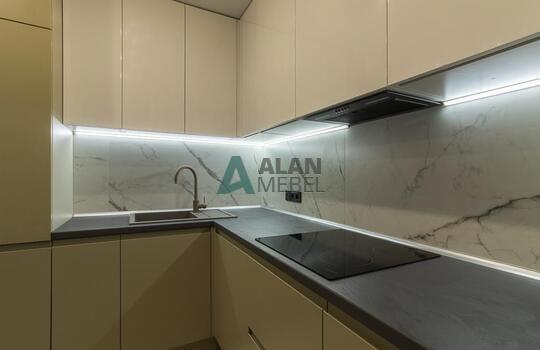 Угловая кухня без ручек со встроенной техникой 