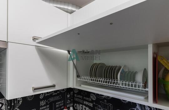 Современная строгая кухня с фасадами из древесно стружечной плиты в серо-белых тонах 