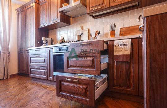 качественная угловая кухня с фасадами из массива ясеня на заказ 