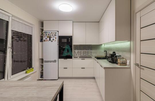 Угловая светлая кухня с фасадами из древесно стружечной плиты EGGER с доставкой в Минске 