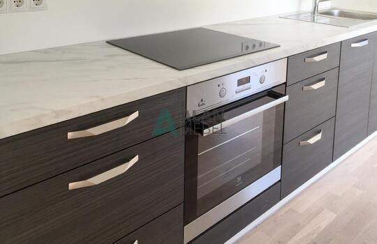 прямая кухня под дерево серого цвета и белой столешницей под камень на заказ 