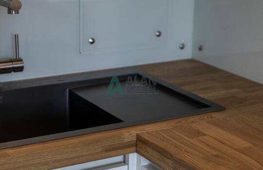 Современная угловая кухня до потолка 