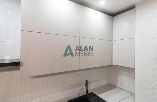 Угловая кухня под дерево без ручек с матовыми фасадами 