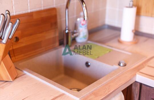 качественная угловая кухня с фасадами из массива ясеня на заказ 