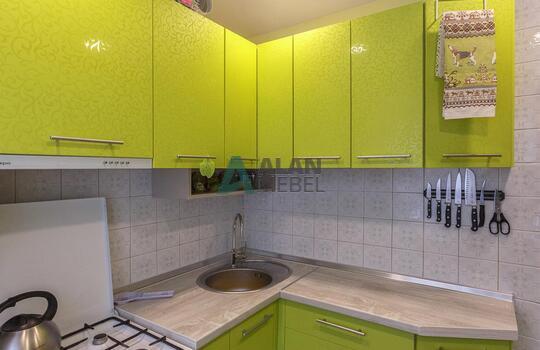 Г-образная кухня желтого цвета со столешницей под светлое дерево по индивидуальному размеру 