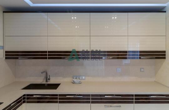 угловая кухня глянцевая со вставками натурального шпона под лаком на заказ 