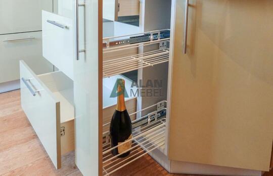 встроенная глянцева Г-образная кухня с белым верхом и серым низом по индивидуальному размеру 