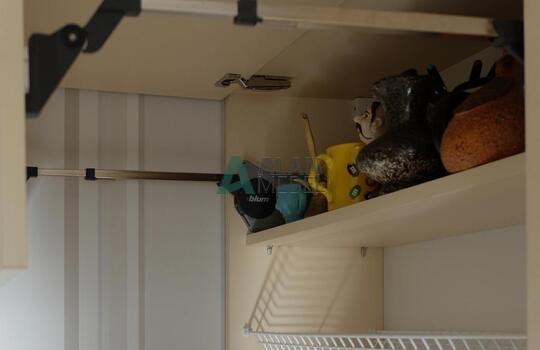 маленькая светлая прямая кухня из пластика с ручками по выгодной цене 