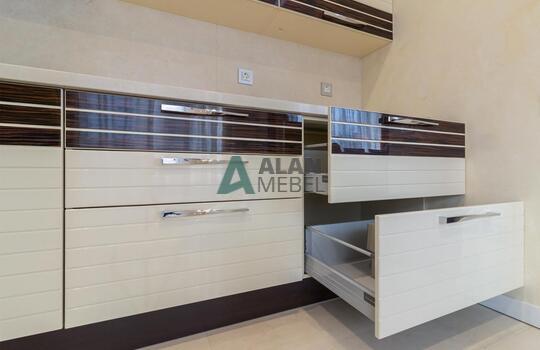 угловая кухня глянцевая со вставками натурального шпона под лаком на заказ 