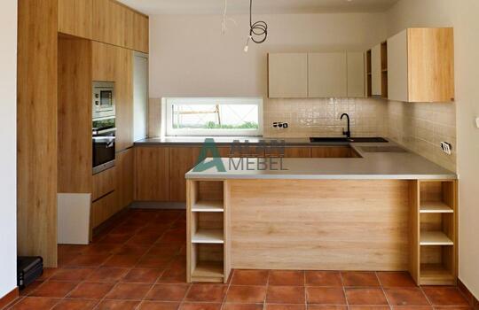 большая встроенная кухня под дерево светлого цвета в частный дом 