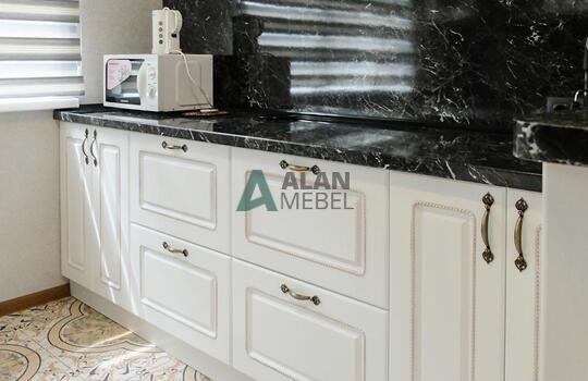 белая кухня с рамочными фасадами из МДФ со шпоном ясеня и столешницей под черный камень 