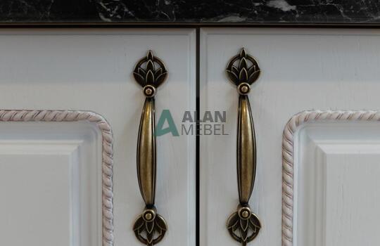 белая кухня с рамочными фасадами из МДФ со шпоном ясеня и столешницей под черный камень 