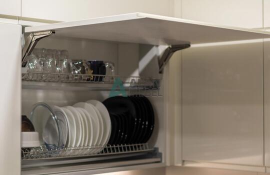 современная п-образная кухня из шпона ясеня бежевого цвета с черной глянцевой столешницей 