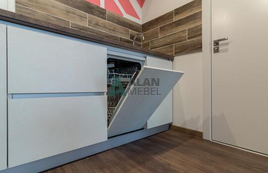 Белая кухня без ручек со встроенной техникой 