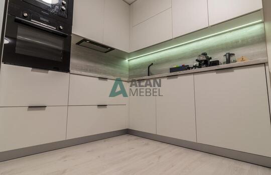 Угловая светлая кухня с фасадами из древесно стружечной плиты EGGER с доставкой в Минске 