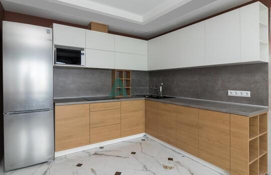 Кухня современная угловая с белым верхом и бежевым низом без ручек по индивидуальному размеру 